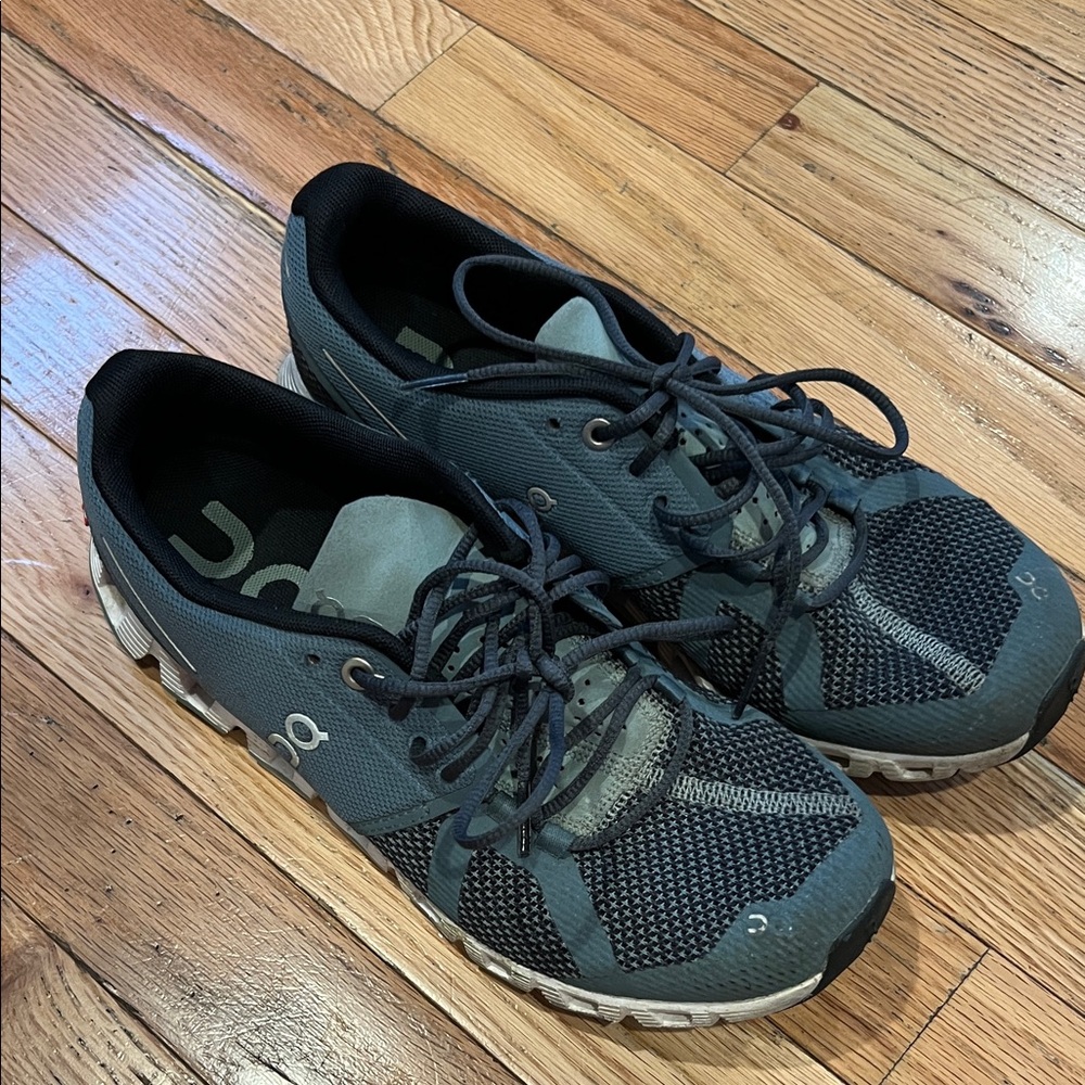 On cloud 6 women’s sneakers size 8